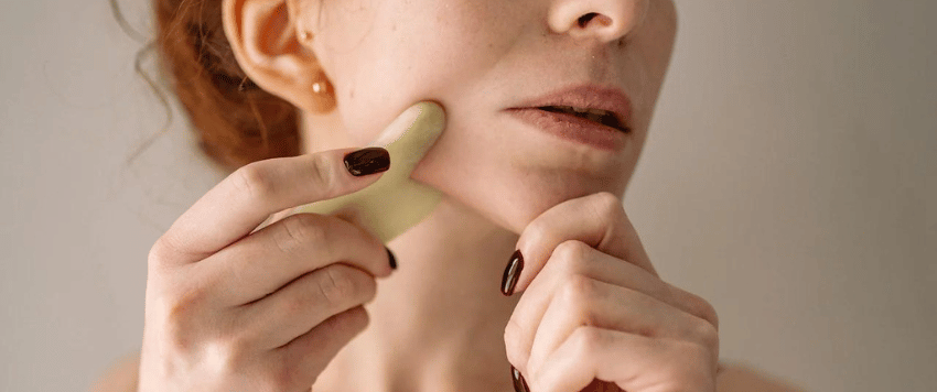 Découvrez les avantages du Gua Sha : L'outil de soins de la peau dont tout le monde parle !